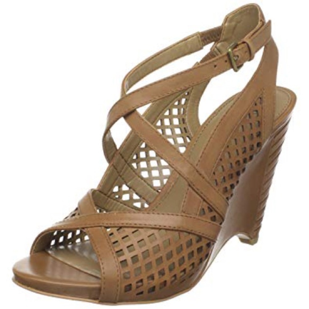 B Makowsky Size 7 Carmel Jasmine Shoe.